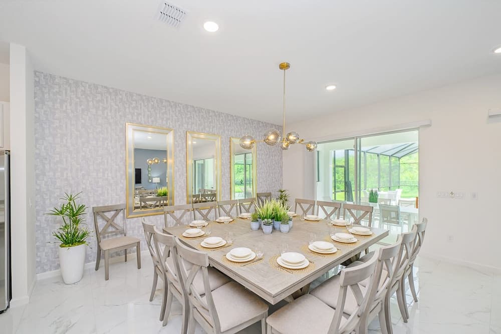 Royal Pool Mansion - Image 4