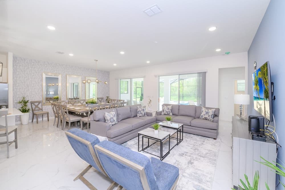 Royal Pool Mansion - Image 4