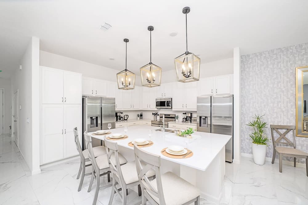 Royal Pool Mansion - Image 6