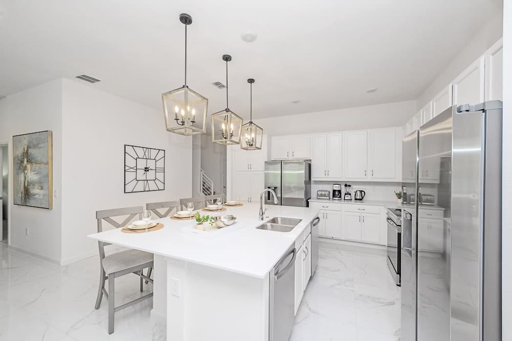 Royal Pool Mansion - Image 7