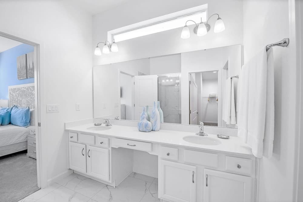 Royal Pool Mansion - Image 16