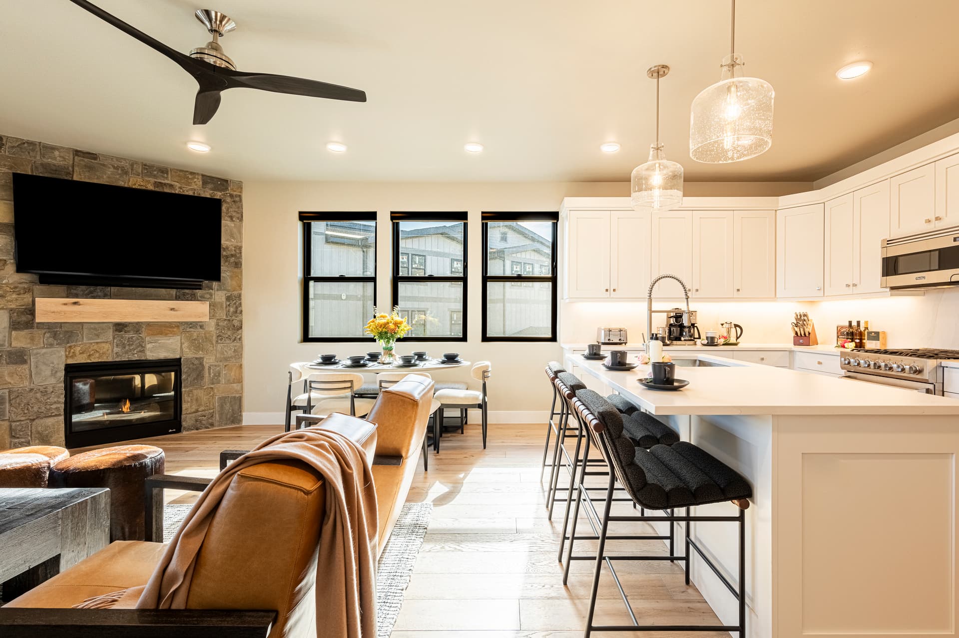 Lakeside Haven - Image 13