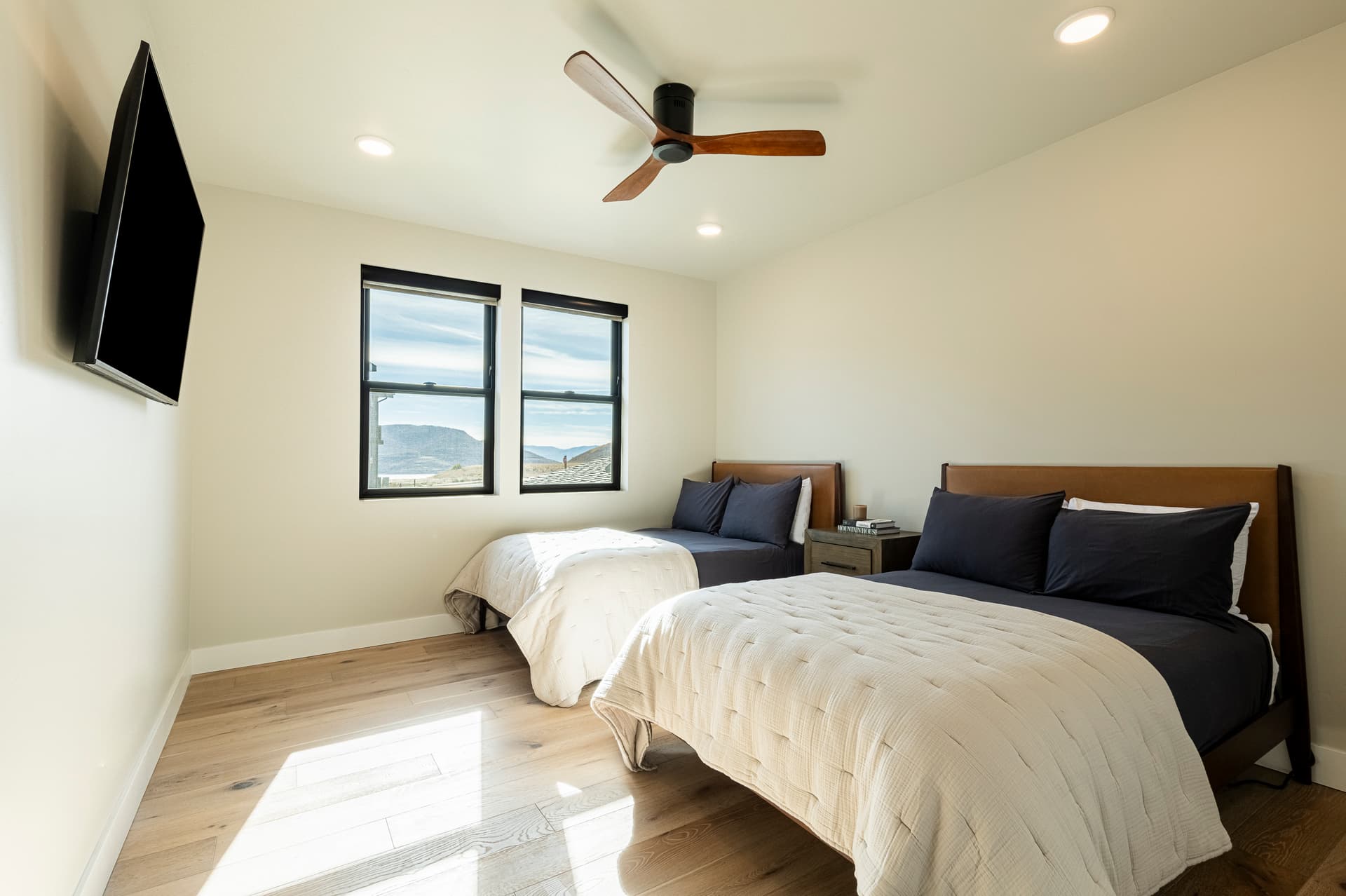 Lakeside Haven - Image 30