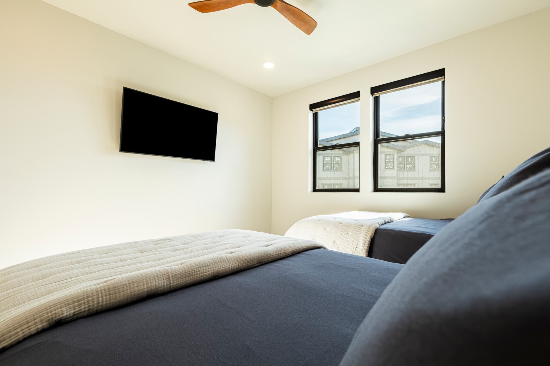 Lakeside Haven - Image 32