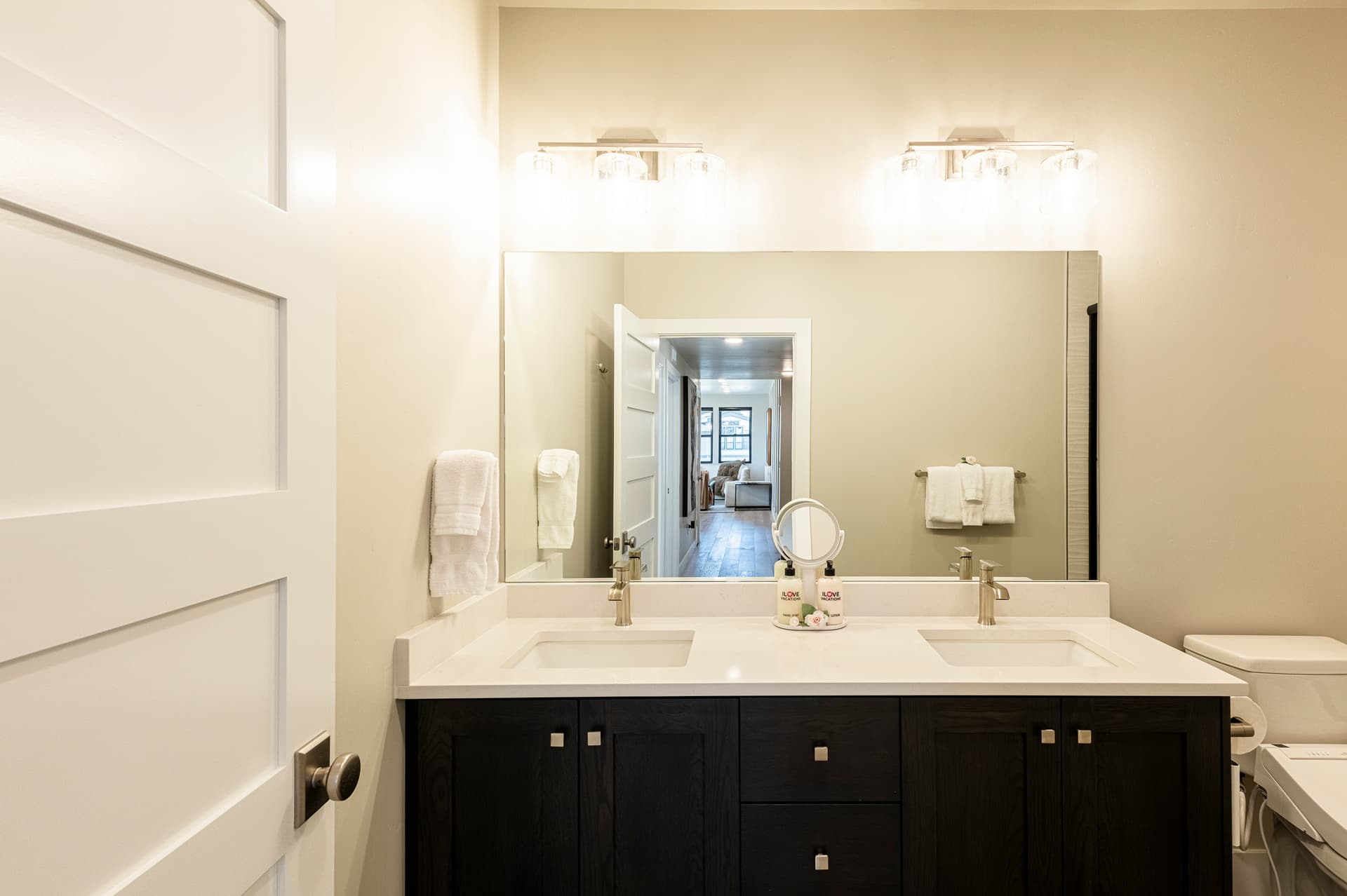 Lakeside Haven - Image 37