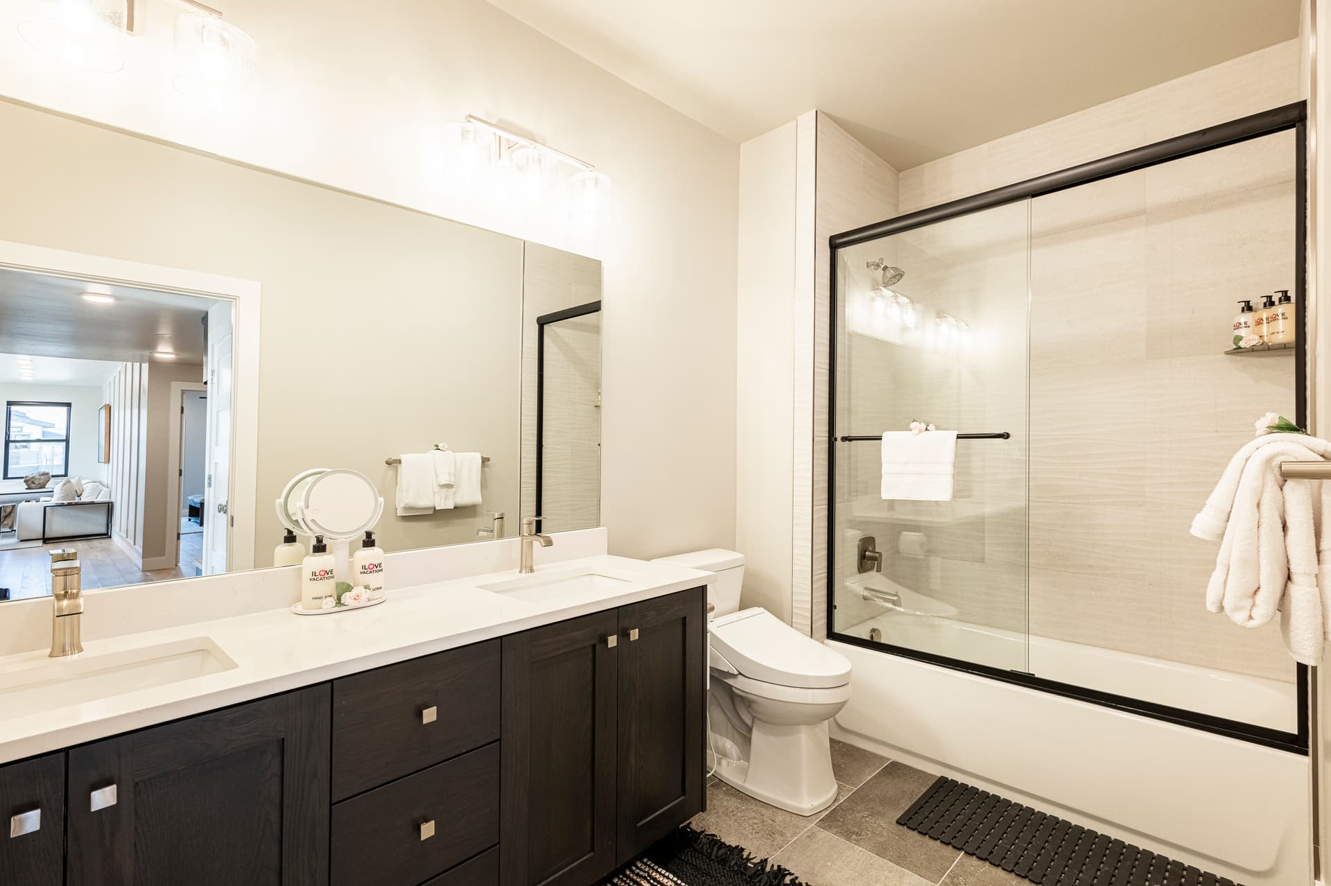 Lakeside Haven - Image 38