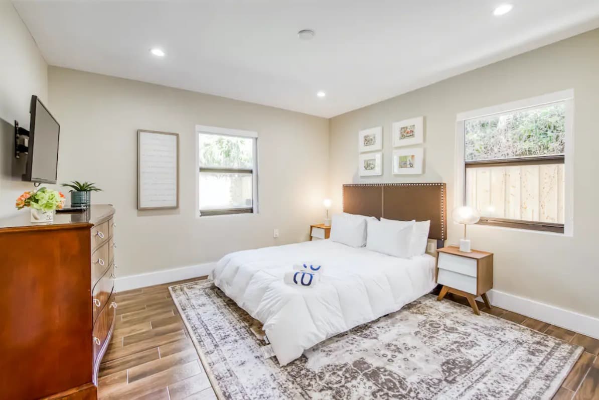 Mid-Century Modern Oasis - Image 11