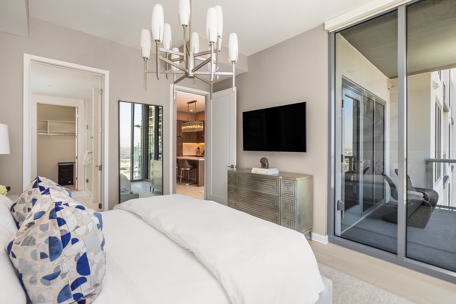 Midtown Mystique - Image 7