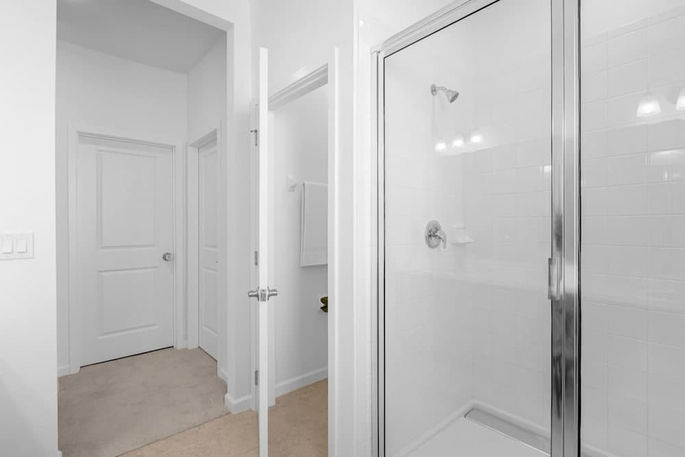 Modern Family Home - Image 21