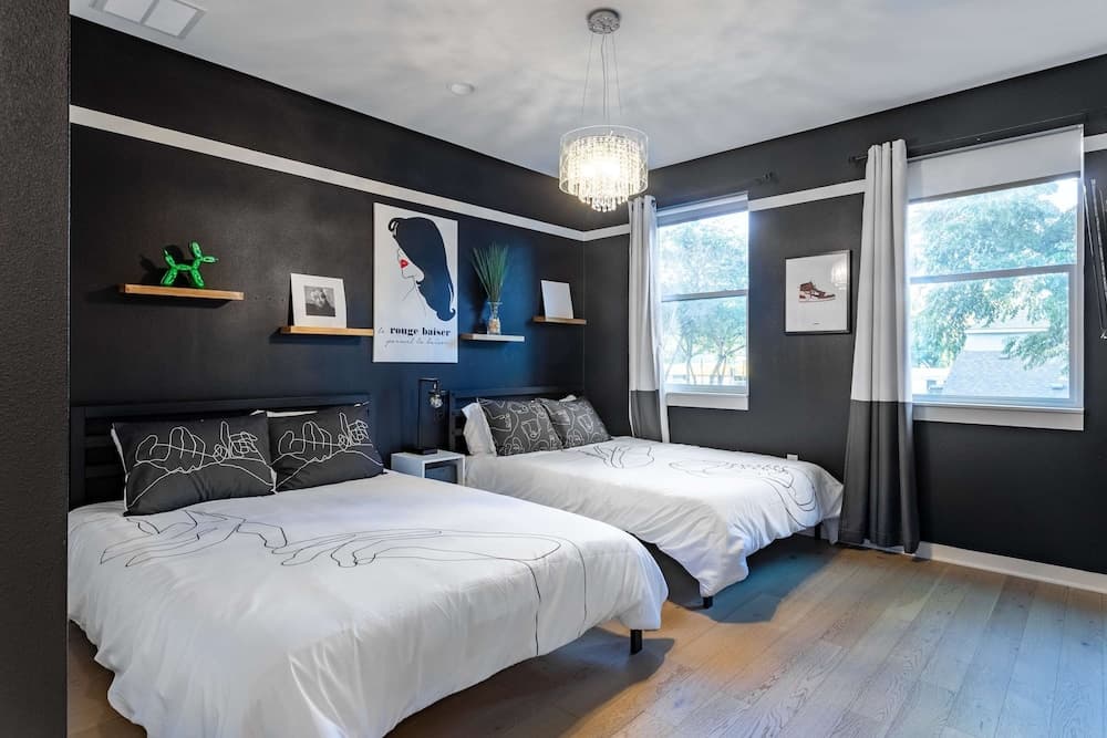 Modern ATX Mansion - Image 14