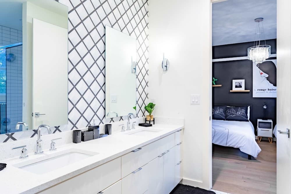 Modern ATX Mansion - Image 16