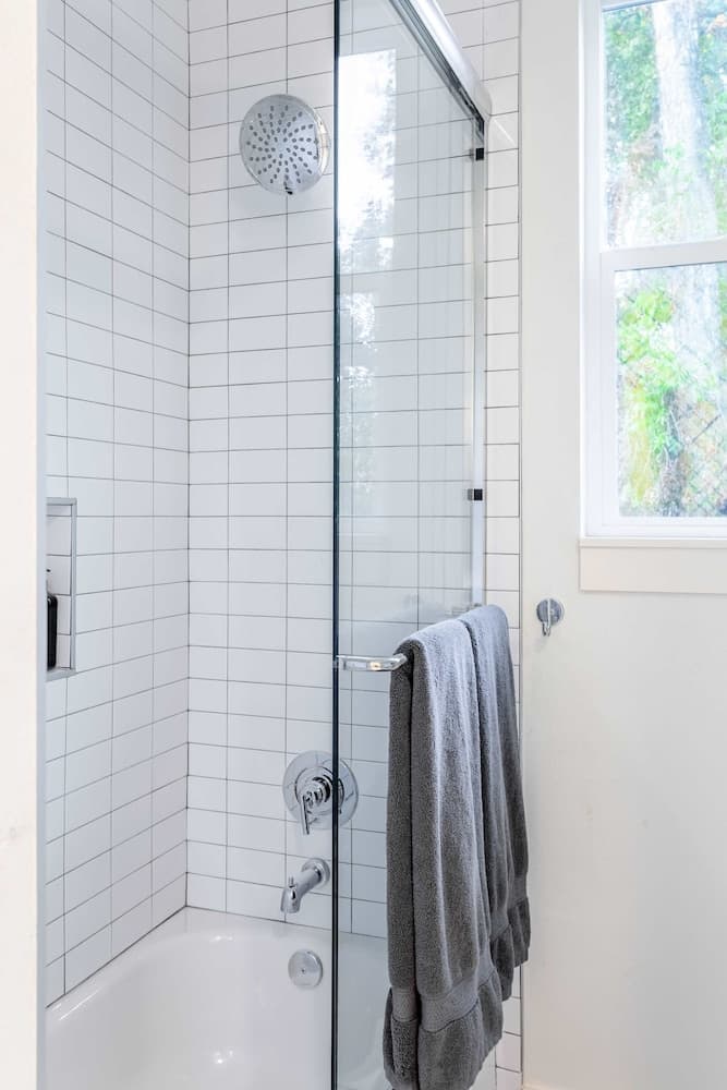 Modern ATX Mansion - Image 17