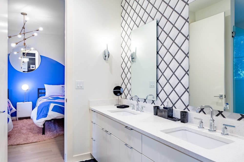 Modern ATX Mansion - Image 18