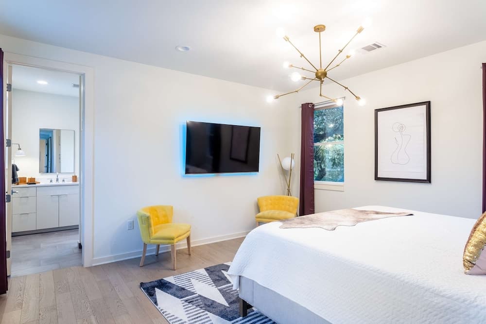 Modern ATX Mansion - Image 26