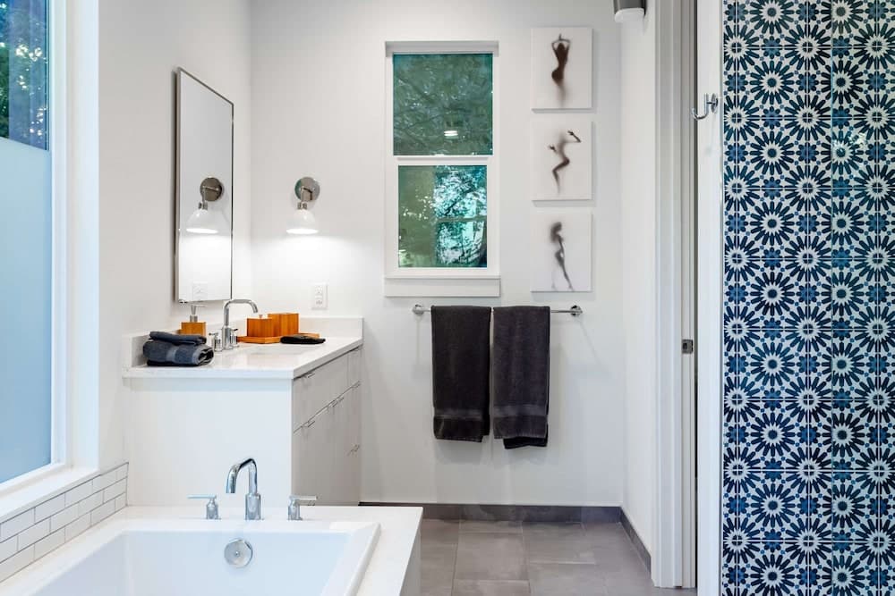 Modern ATX Mansion - Image 28