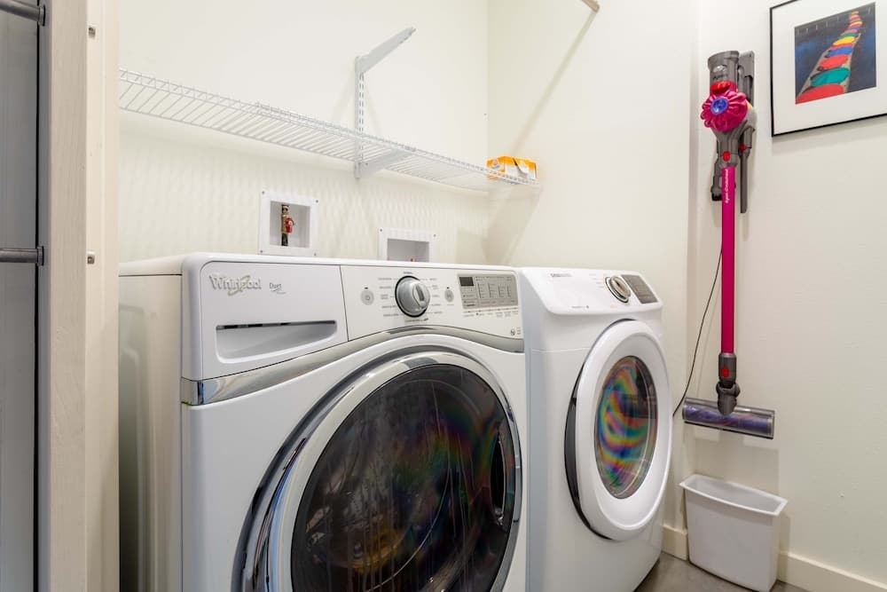 Modern ATX Mansion - Image 29