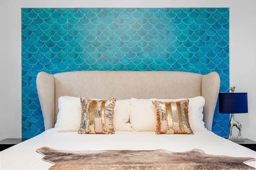 Modern ATX Mansion - Image 25