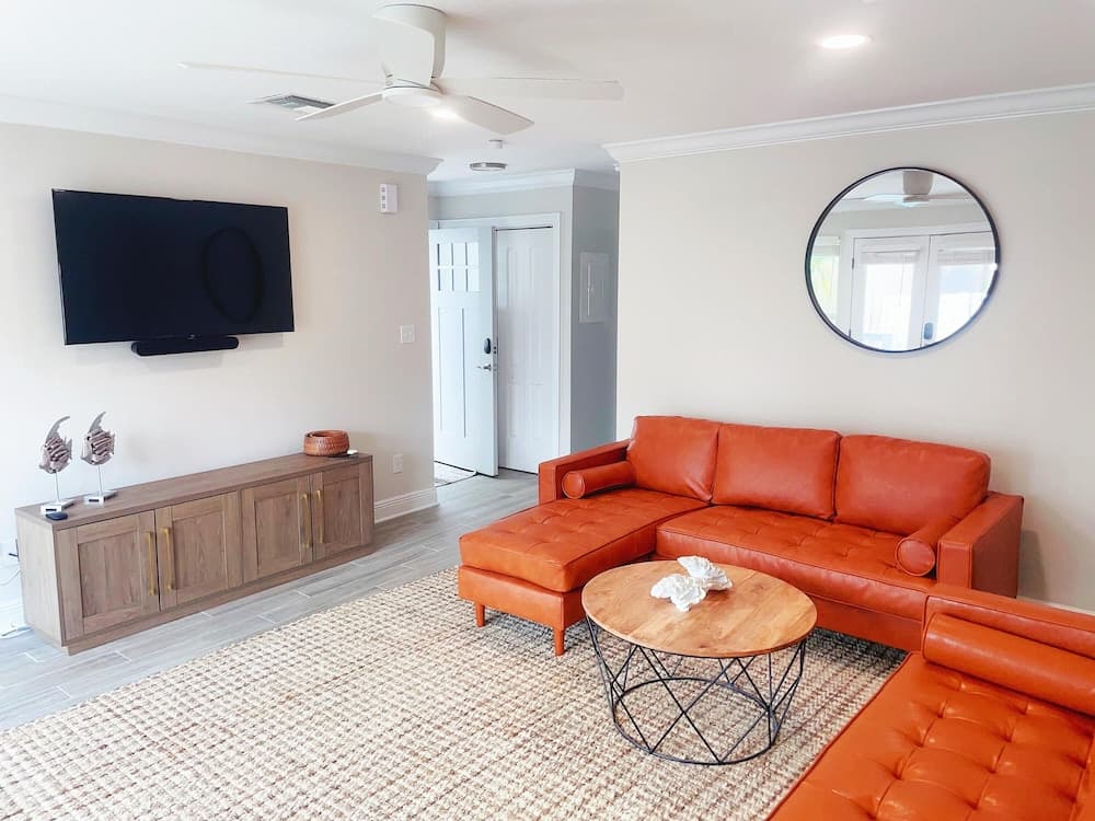 Modern Poolside Villa - Image 10