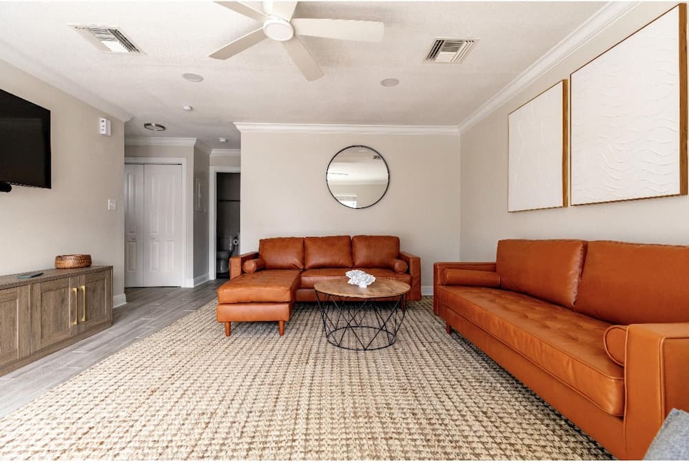 Modern Poolside Villa - Image 4