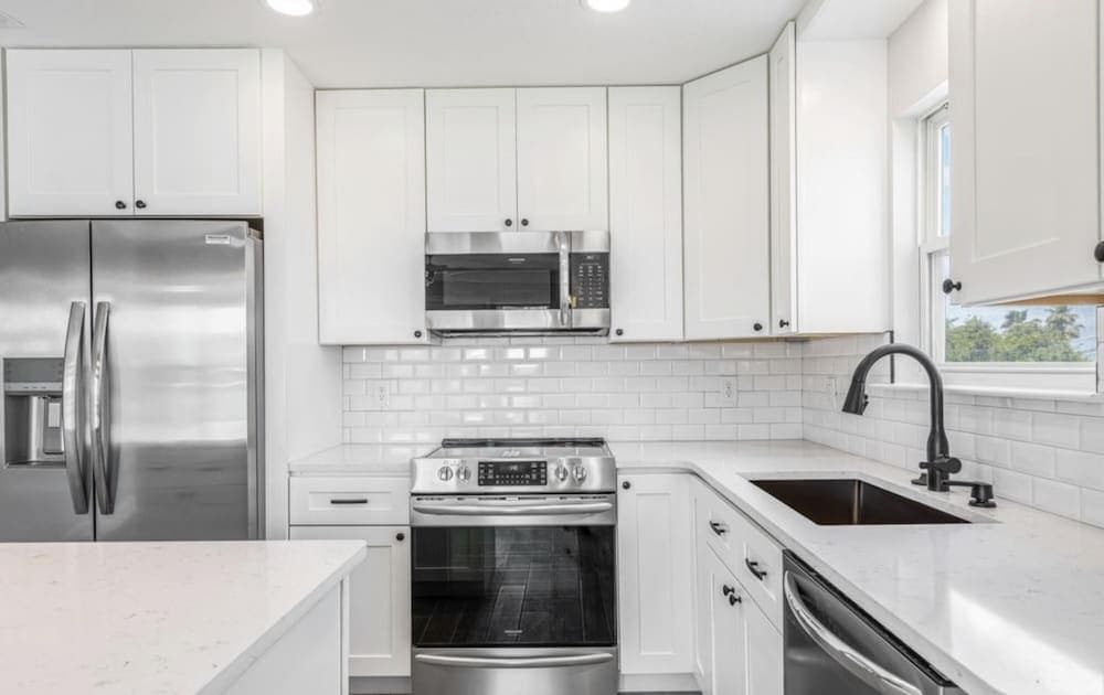 Modern Poolside Villa - Image 13