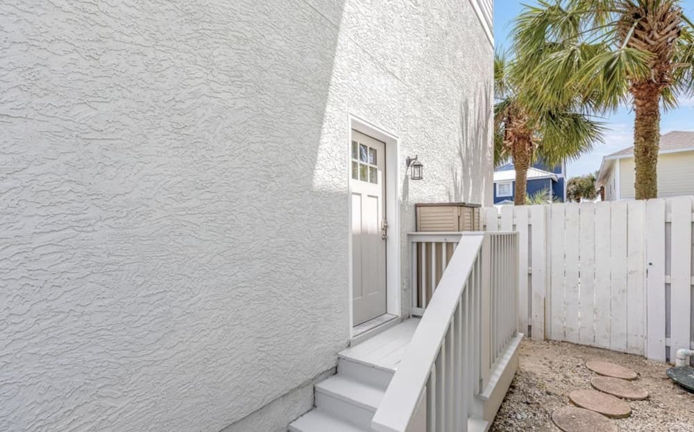 Modern Poolside Villa - Image 31