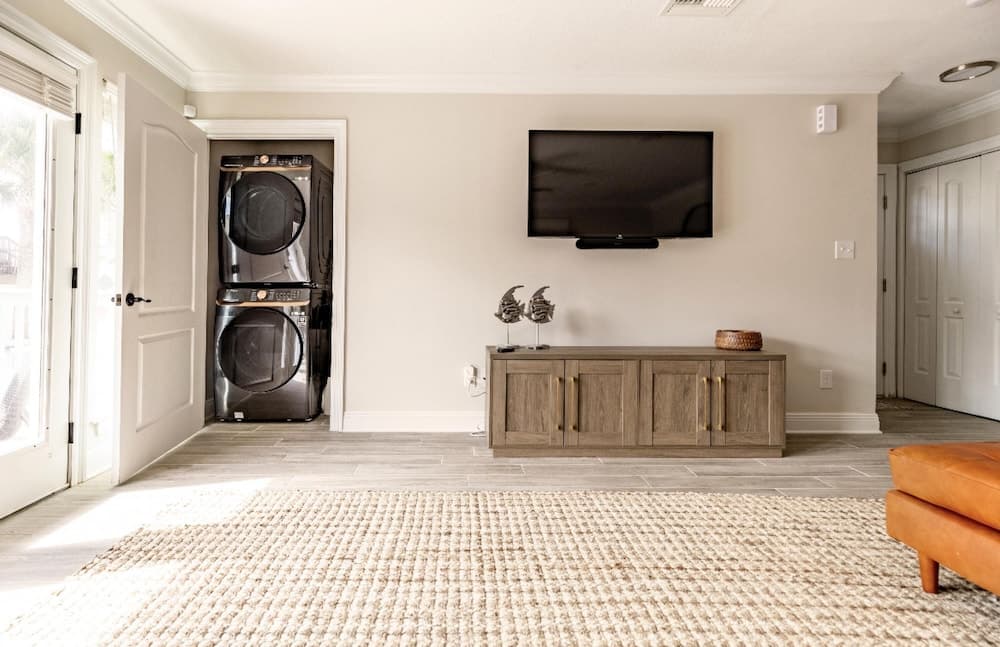 Modern Poolside Villa - Image 11