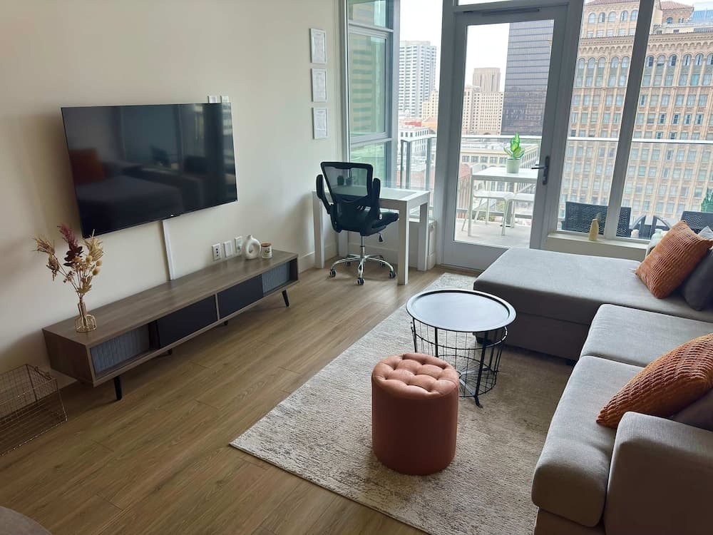 Upscale Downtown San Diego Stay - Image 4