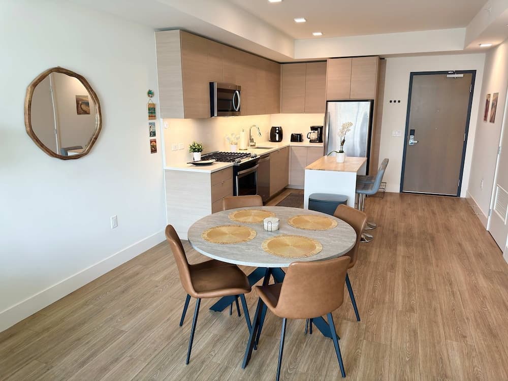 Upscale Downtown San Diego Stay - Image 5