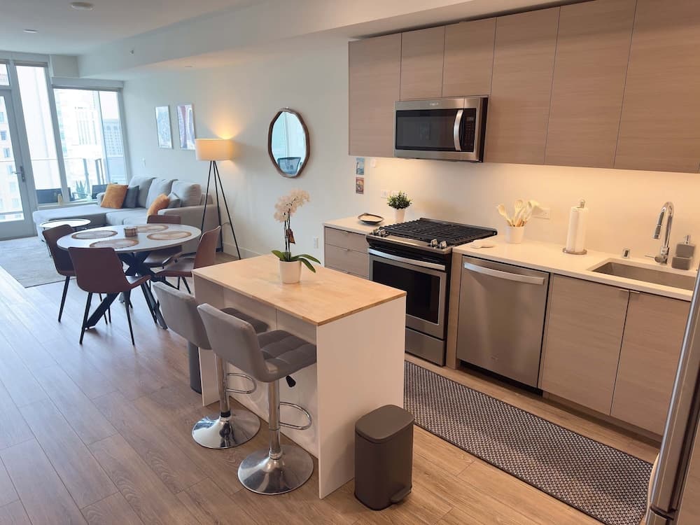 Upscale Downtown San Diego Stay - Image 9