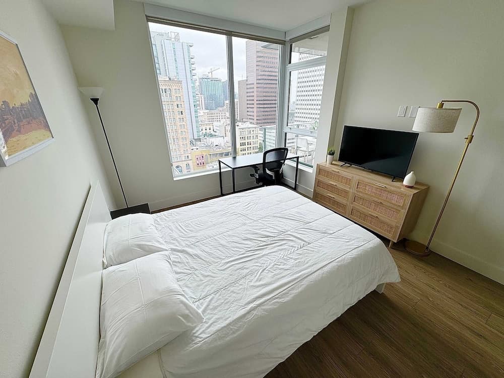 Upscale Downtown San Diego Stay - Image 17