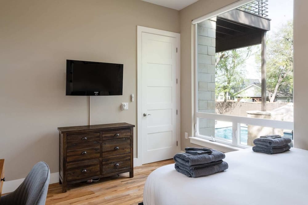 Sunny Dip & Sip Austin - Image 4