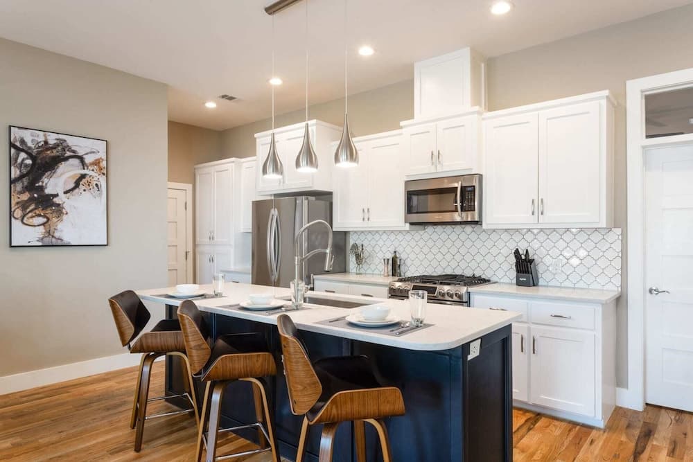 Sunny Dip & Sip Austin - Image 5