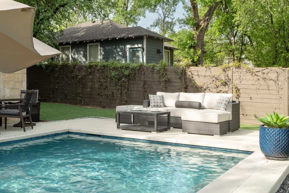 Sunny Dip & Sip Austin - Image 2