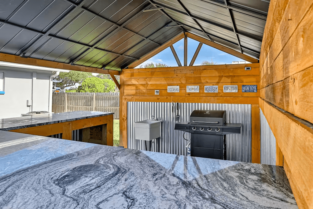 Corner by the Coast - Image 23