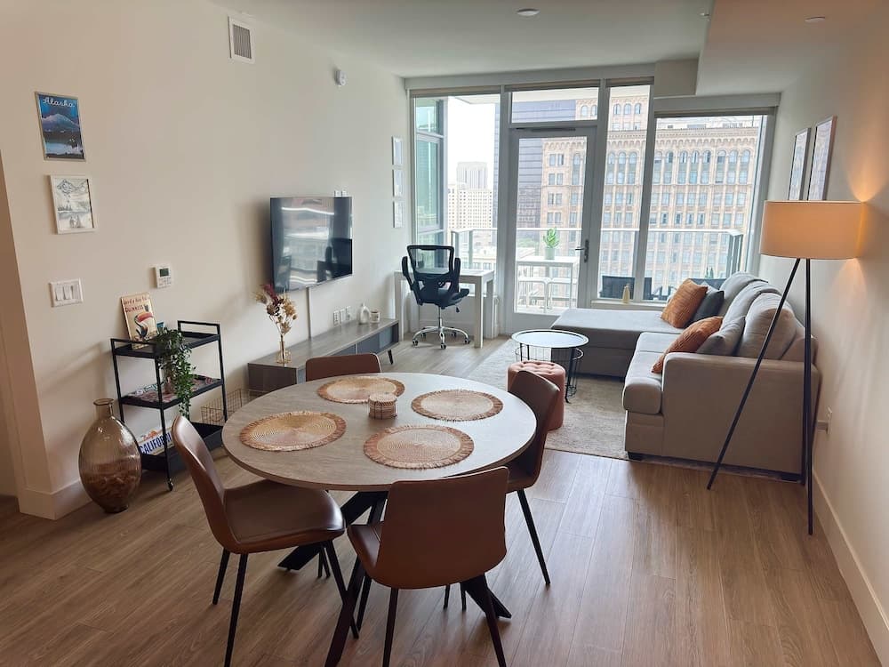 Upscale Downtown San Diego Stay - Image 1