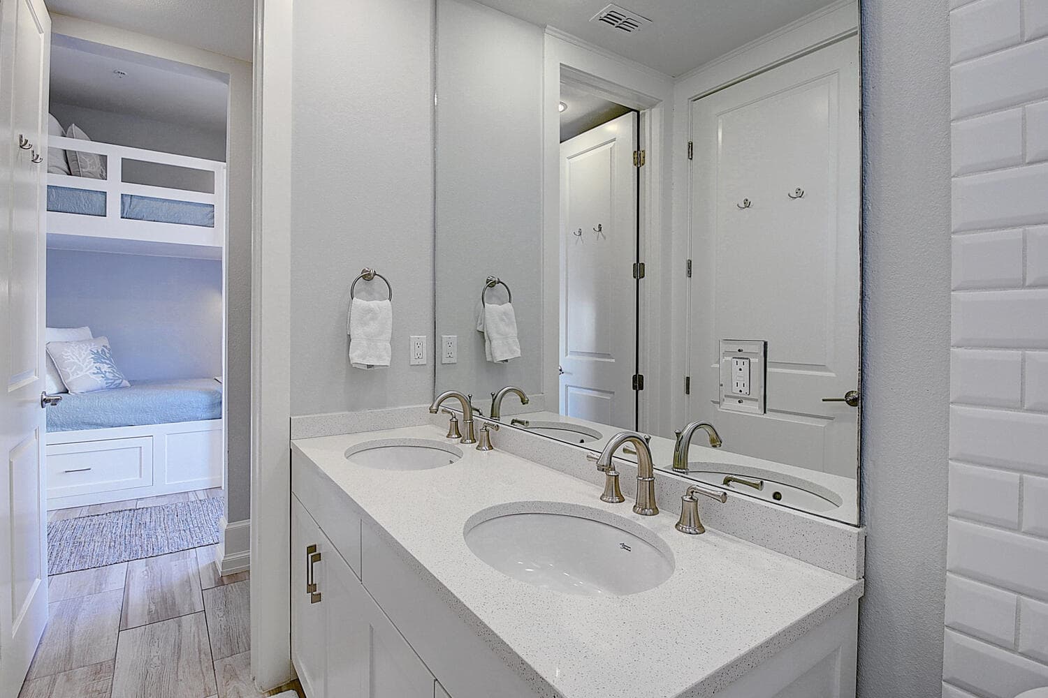 Leighzy Waves - Image 32