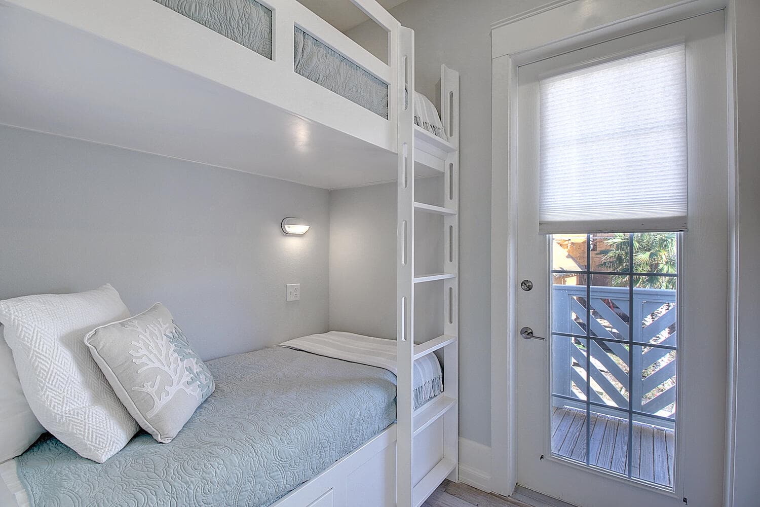 Leighzy Waves - Image 28