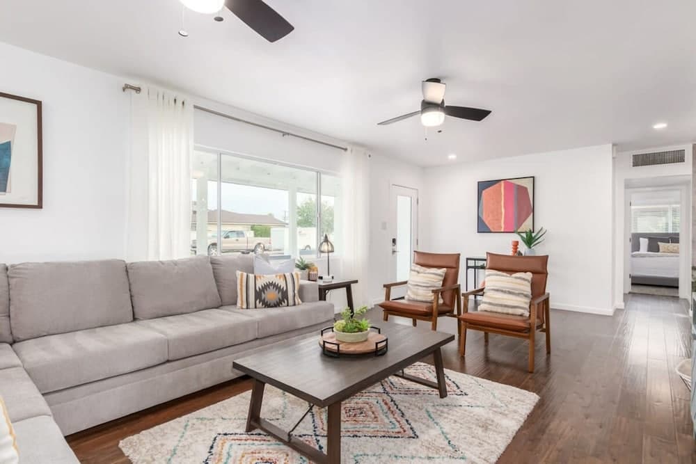 Ochenta Modern Retreat - Image 5