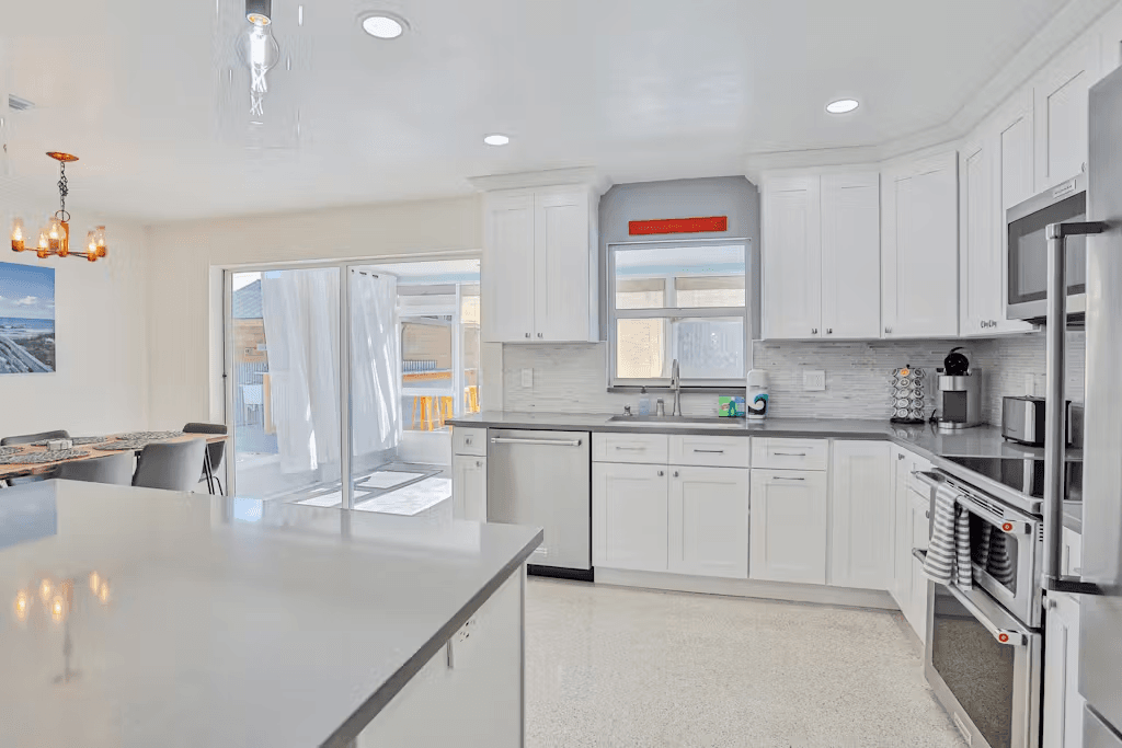 Corner by the Coast - Image 9