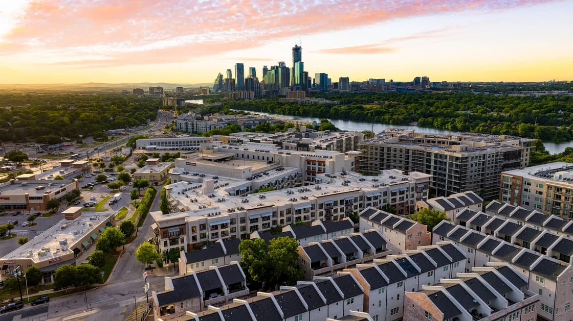 Town Lake Townhouse - Image 3