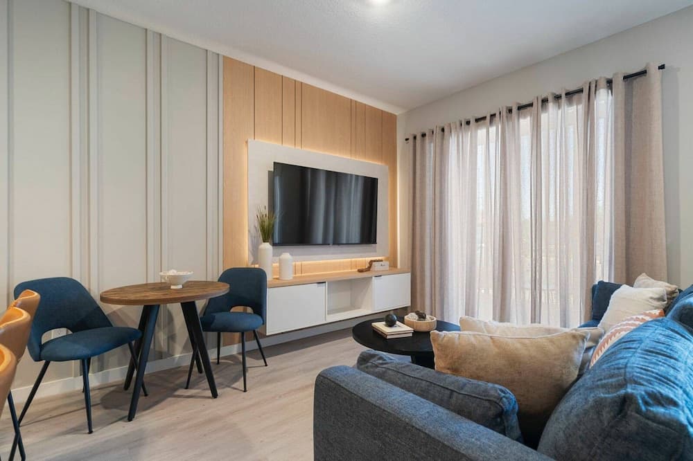 Palm Breeze Hub - Image 1