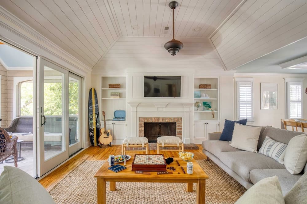 Palmetto Gorgeous Character Home - Image 4