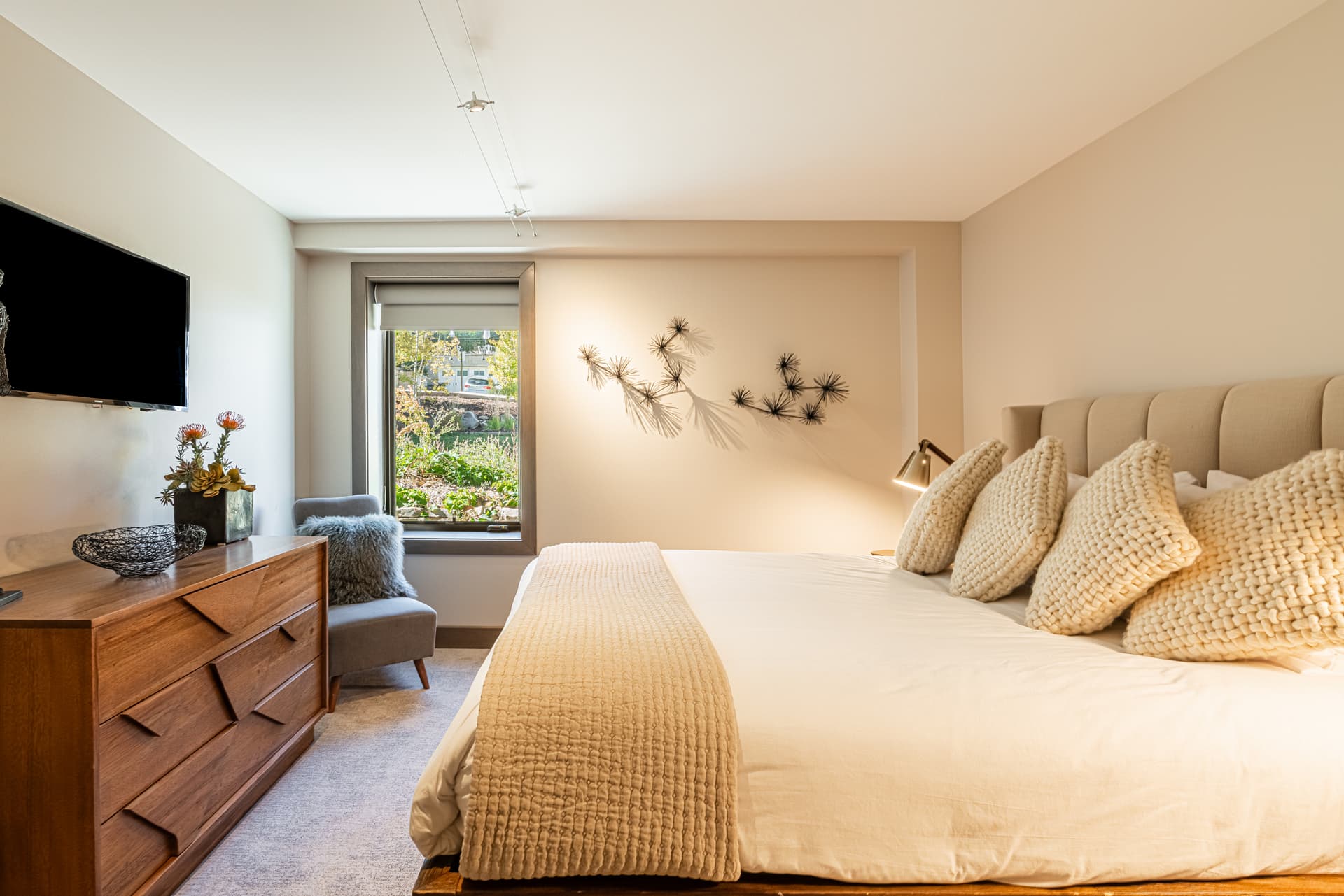 Contempo On Main - Image 27