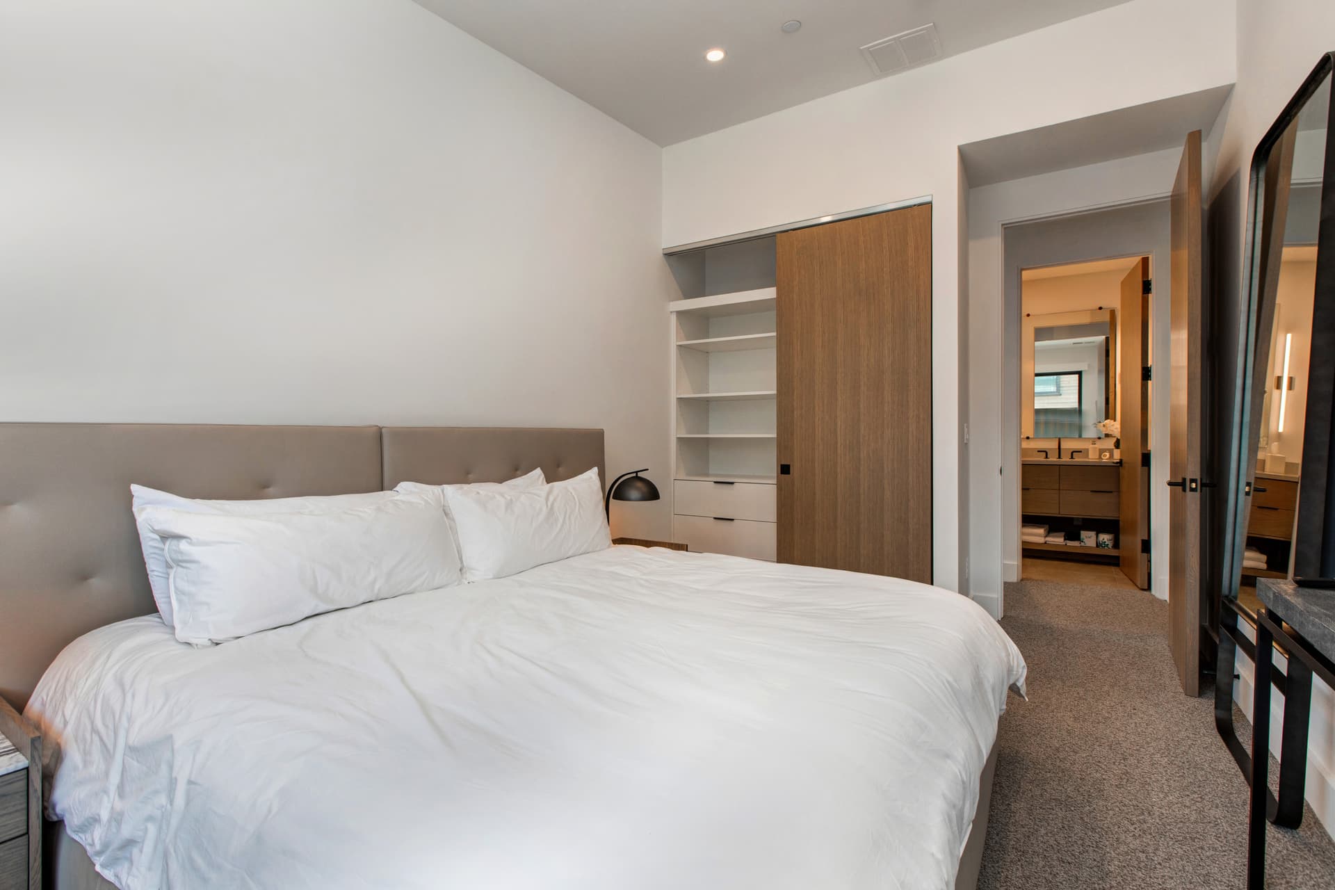 Ridgeline Contemporary - Image 13