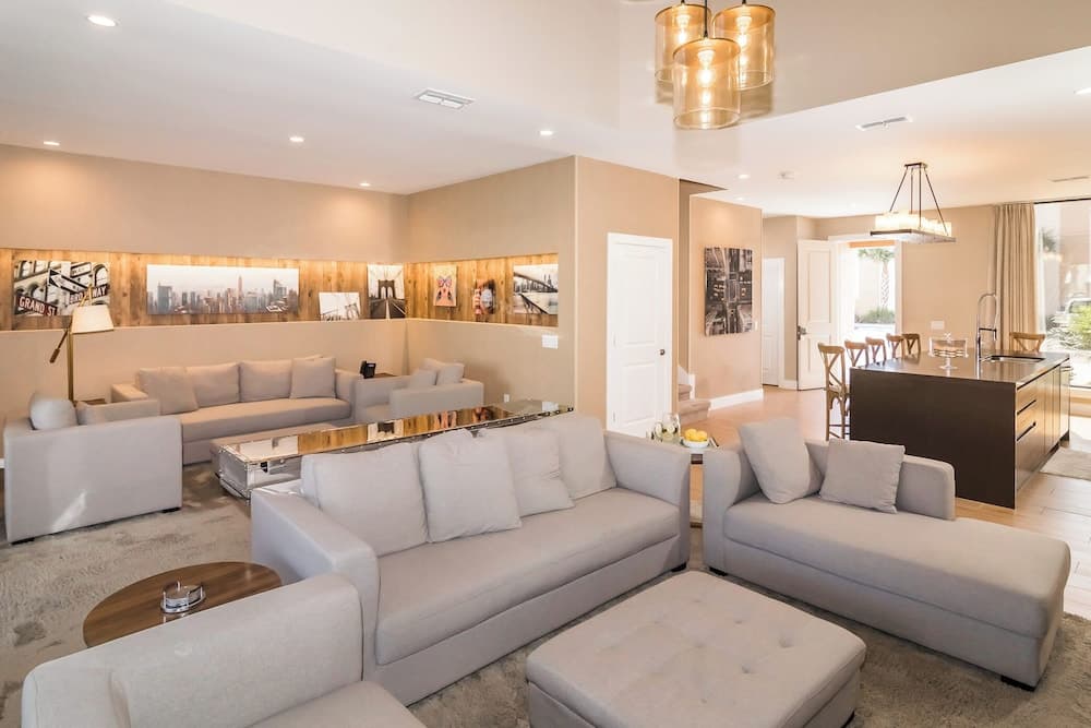 Crowned Escape - Image 1