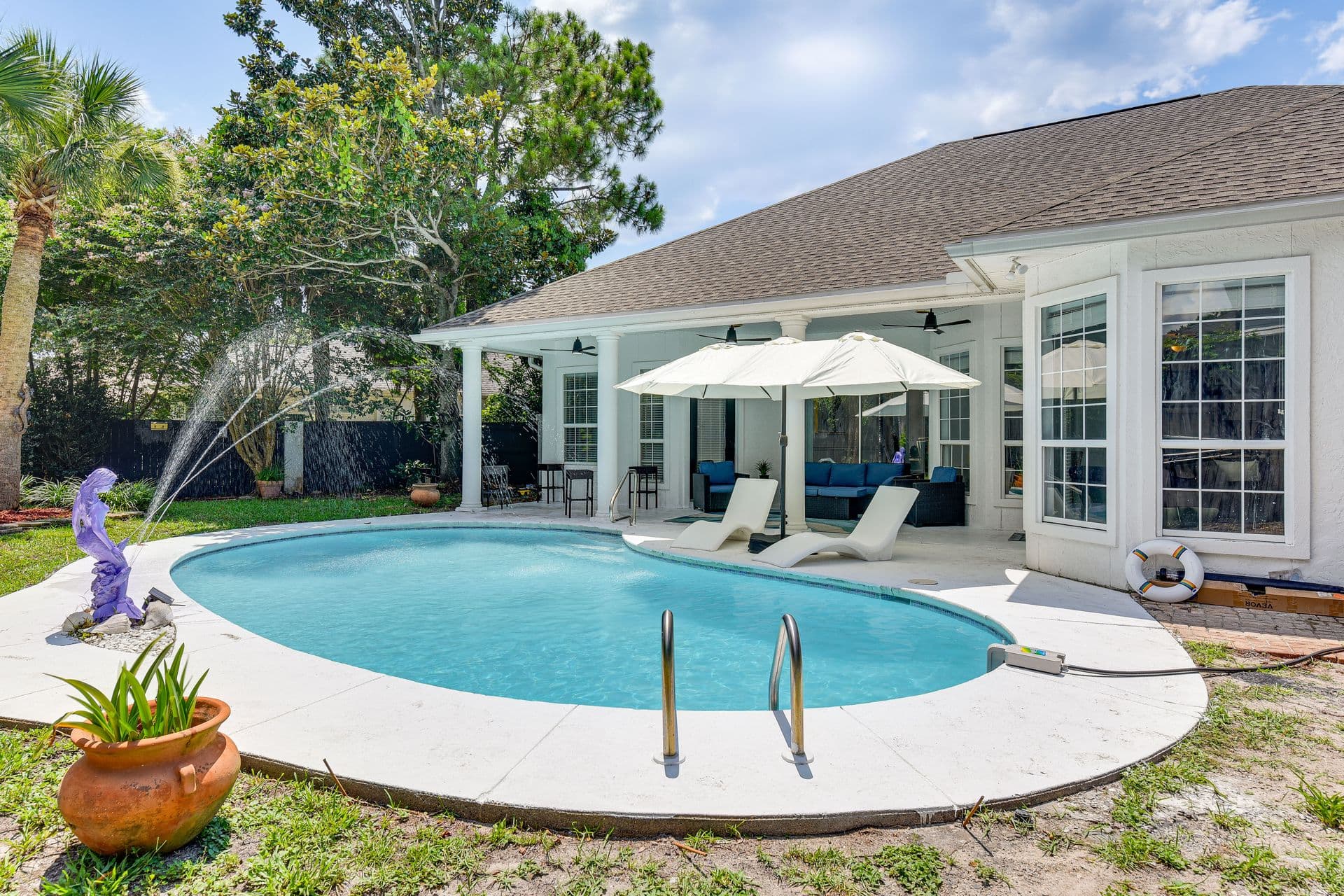 Poolside Paradise - Image 33