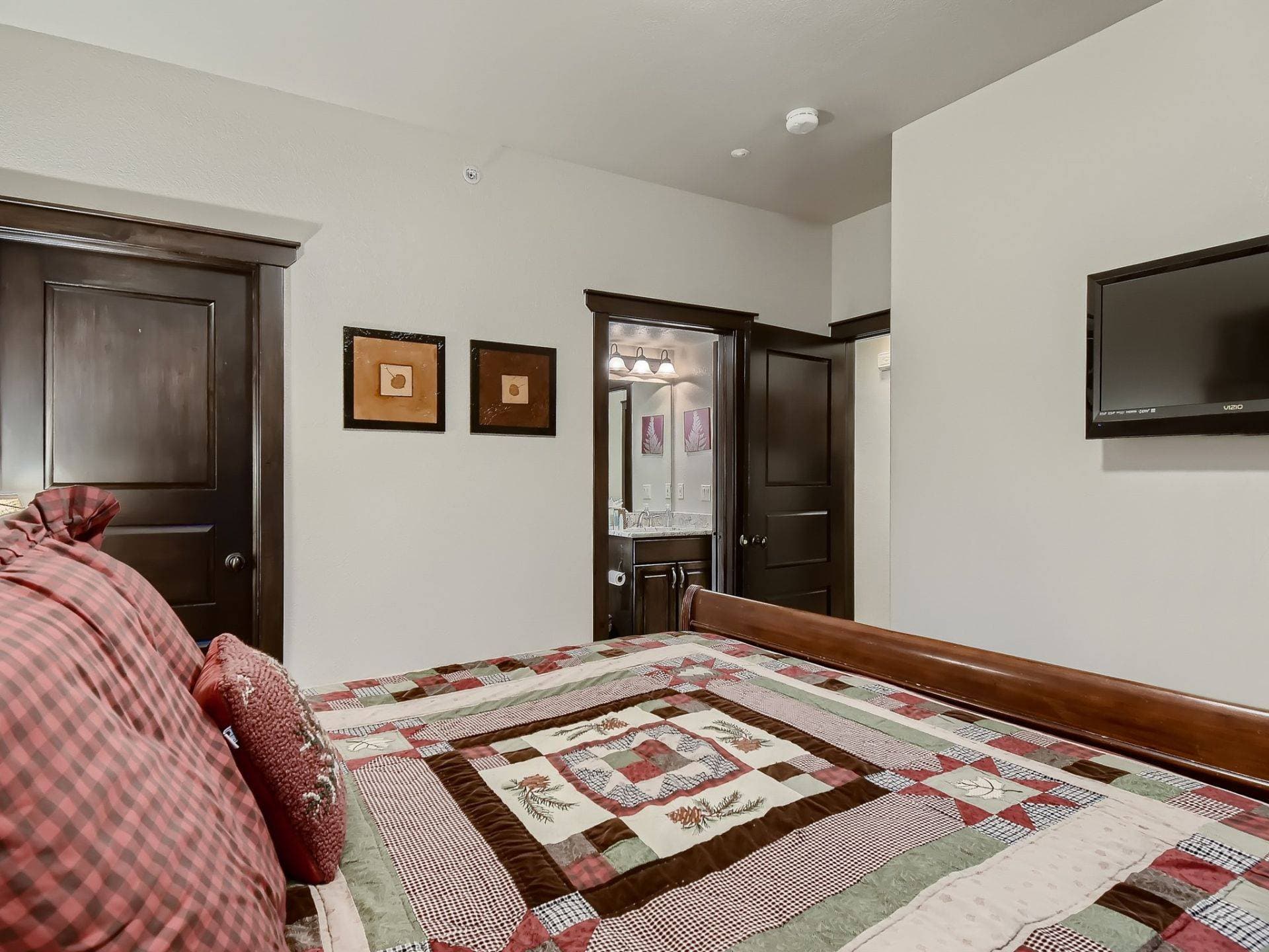 Saddlewood Ski Chalet - Image 22