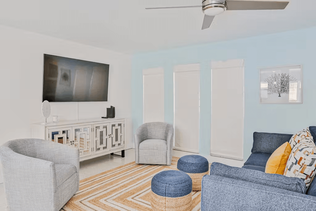 Corner by the Coast - Image 10