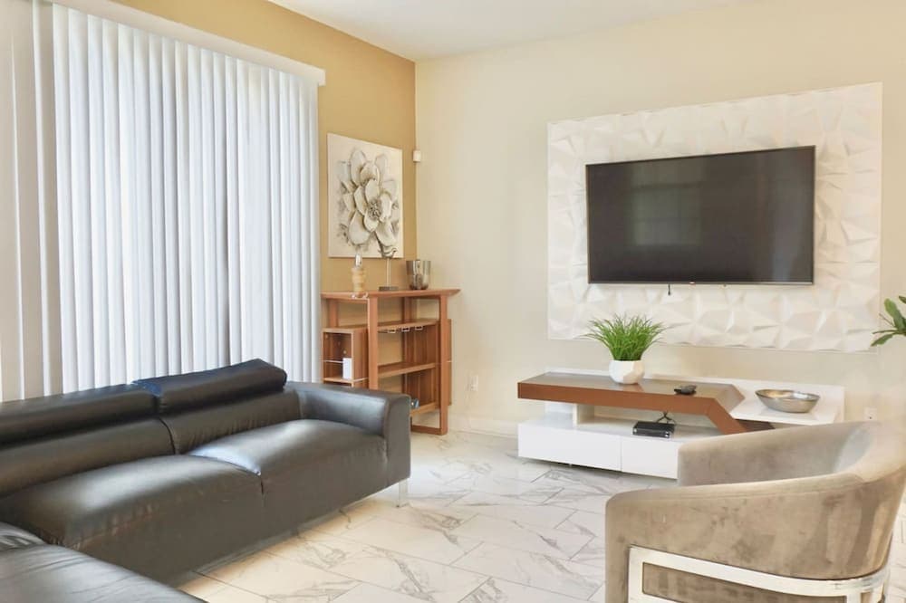 Minnie Champion #8933 - Image 1