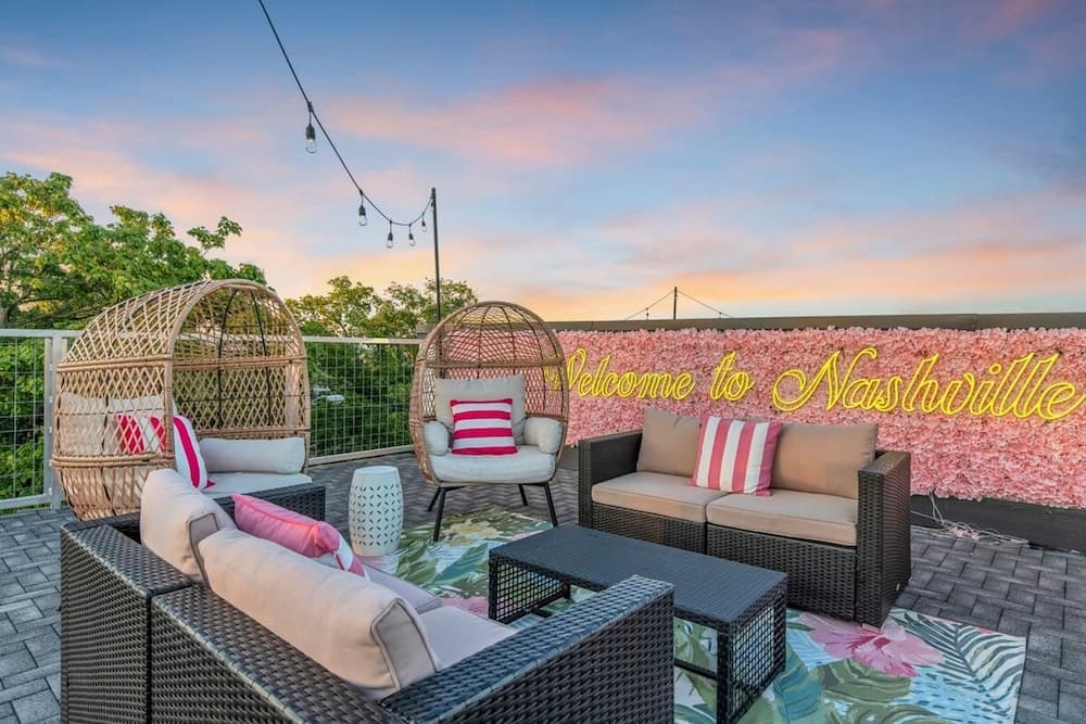 Dolly's Big House - Image 1